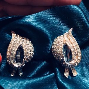 💕Vintage “Ledo” silver color clip earrings.